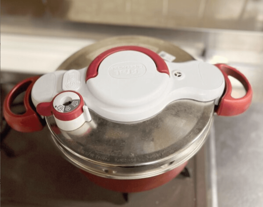 鍋で手羽元などの材料を煮込む